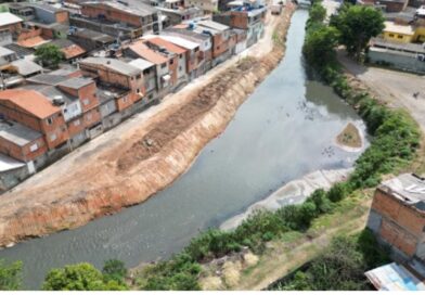 Barueri investe em obra de desassoreamento do rio Cotia no Jardim Maria Helena