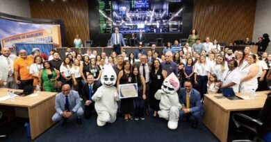 Ao lado do Secretário Municipal de Saúde de Barueri Milton Monti o Vereador Kascata homenagearam a enfermeira com mais de 35 anos atuando na saúde pública