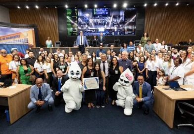 Ao lado do Secretário Municipal de Saúde de Barueri Milton Monti o Vereador Kascata homenagearam a enfermeira com mais de 35 anos atuando na saúde pública