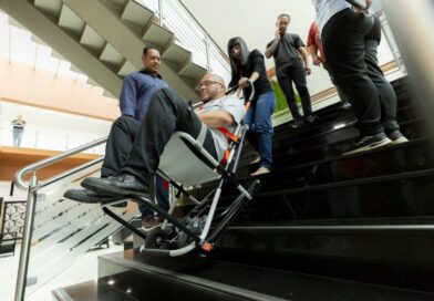 Servidores da Câmara de Barueri aprendem a usar cadeiras para socorro em escada