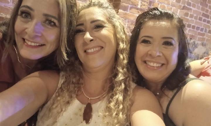 Três irmãs de Barueri seguiram os passos do pai caminhoneiro e hoje trabalham dirigindo caminhões em diferentes serviços da cidade