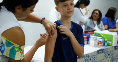 Vacinação continua neste sábado (25) em sete escolas de Barueri