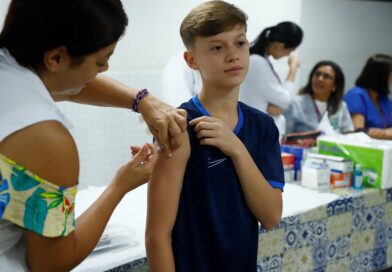 Vacinação continua neste sábado (25) em sete escolas de Barueri