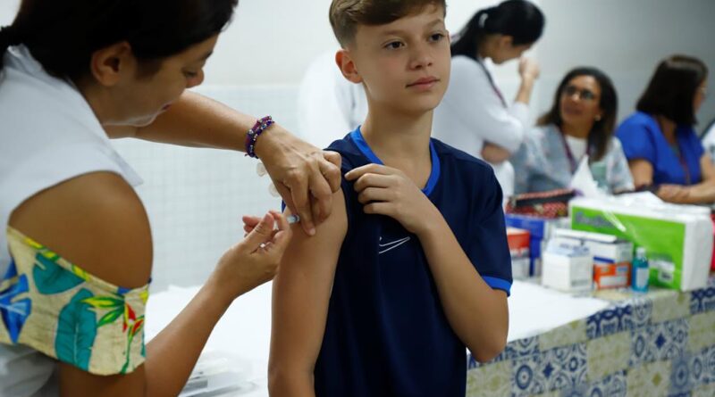 Vacinação continua neste sábado (25) em sete escolas de Barueri