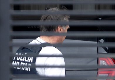 Cármen Lúcia rejeita habeas corpus para manter Bolsonaro em prisão domiciliar