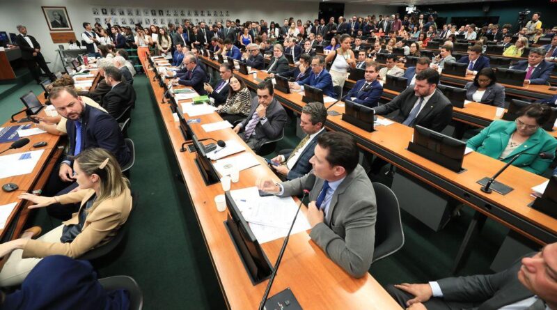 CCJ da Câmara retoma análise do fim da escala 6×1 nesta quarta