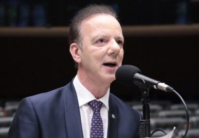 Comissão aprova projeto que proíbe escolas privadas de barrar o reaproveitamento de livros didáticos