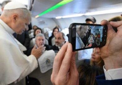 Leão XIV no voo para a Espanha: a saudação aos jornalistas e o apelo pela paz