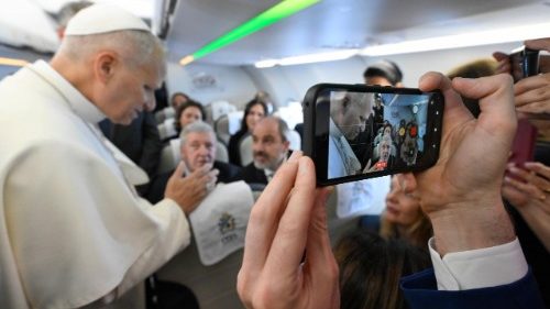 Leão XIV no voo para a Espanha: a saudação aos jornalistas e o apelo pela paz