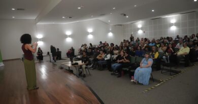 Café com Libras acontece dia 14 com sessão de cinema e bate-papo sobre inclusão em Barueri