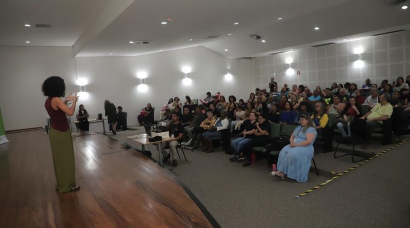 Café com Libras acontece dia 14 com sessão de cinema e bate-papo sobre inclusão em Barueri