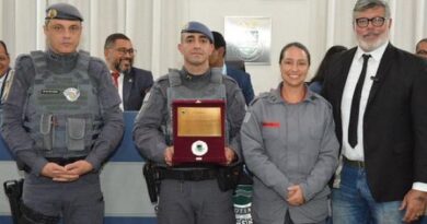 Alexandre Frota concede Medalha Mérito Legislativo a integrantes das forças de segurança e à diretora do PSI em Cotia Alexandre Frota concede Medalha Mérito Legislativo a integrantes das forças de segurança e à diretora do PSI em Cotia