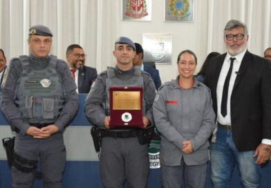 Alexandre Frota concede Medalha Mérito Legislativo a integrantes das forças de segurança e à diretora do PSI em Cotia Alexandre Frota concede Medalha Mérito Legislativo a integrantes das forças de segurança e à diretora do PSI em Cotia