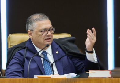 Dino diz que TSE não pode presumir que “família miliciana” seja Flávio