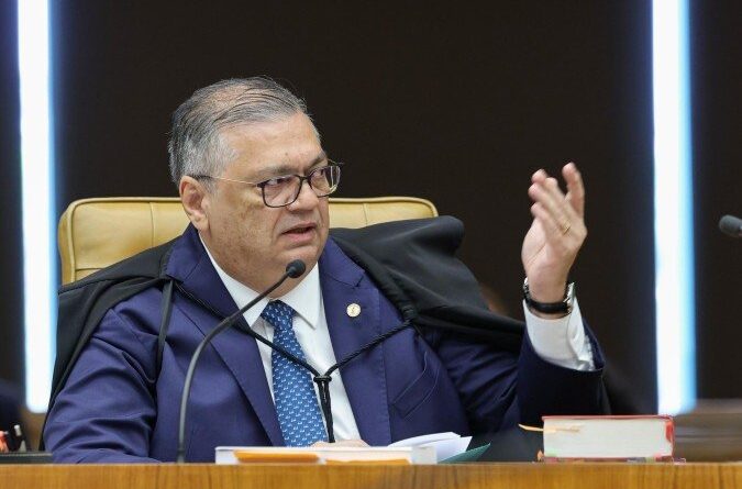 Dino diz que TSE não pode presumir que “família miliciana” seja Flávio