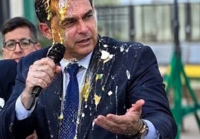 O Atentado da Galinha contra Flávio Bolsonaro