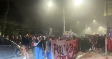 Manifestação contra Tarcísio de Freitas marca encontro político em Cotia Manifestação contra Tarcísio de Freitas marca encontro político em Cotia