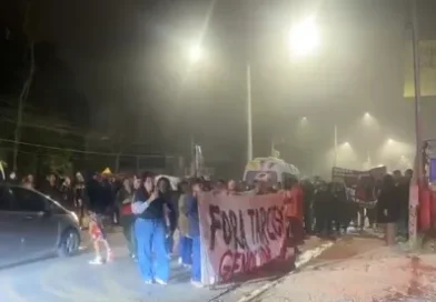 Manifestação contra Tarcísio de Freitas marca encontro político em Cotia Manifestação contra Tarcísio de Freitas marca encontro político em Cotia