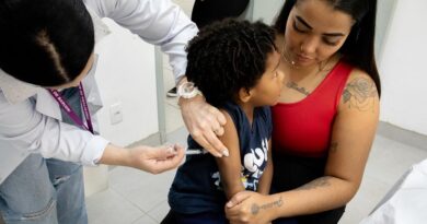 Vacinação nas escolas acontece neste sábado (17) para atualizar cadernetas de alunos e da população