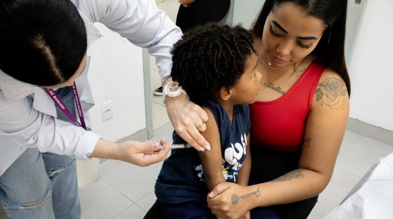 Vacinação nas escolas acontece neste sábado (17) para atualizar cadernetas de alunos e da população