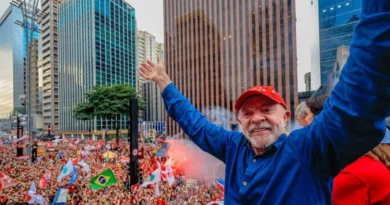 Lula é reeleito e derrota Flávio Bolsonaro em virada histórica