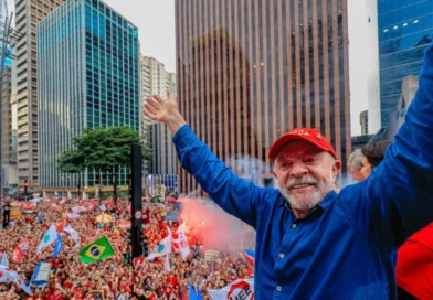 Lula é reeleito e derrota Flávio Bolsonaro em virada histórica