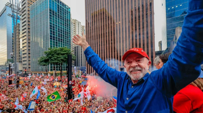 Lula é reeleito e derrota Flávio Bolsonaro em virada histórica