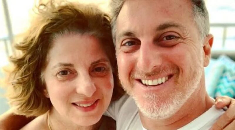 Mãe de Luciano Huck sofre com as ameaças de morte contra o filho gay