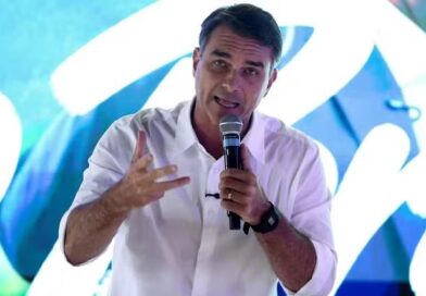 TSE manda Flávio Bolsonaro apagar vídeo enganoso sobre ato pró-Lula na Paulista; ministro vê ‘grave manipulação