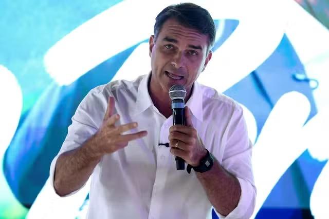 TSE manda Flávio Bolsonaro apagar vídeo enganoso sobre ato pró-Lula na Paulista; ministro vê ‘grave manipulação